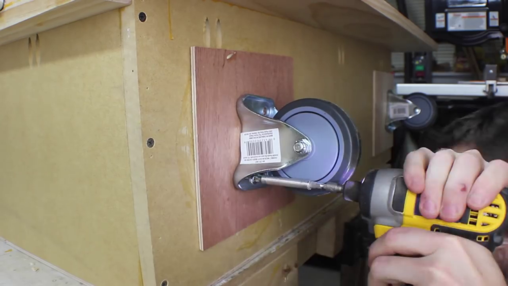 процесс изготовления потайного дверь-шкафа из фанеры шаг 25