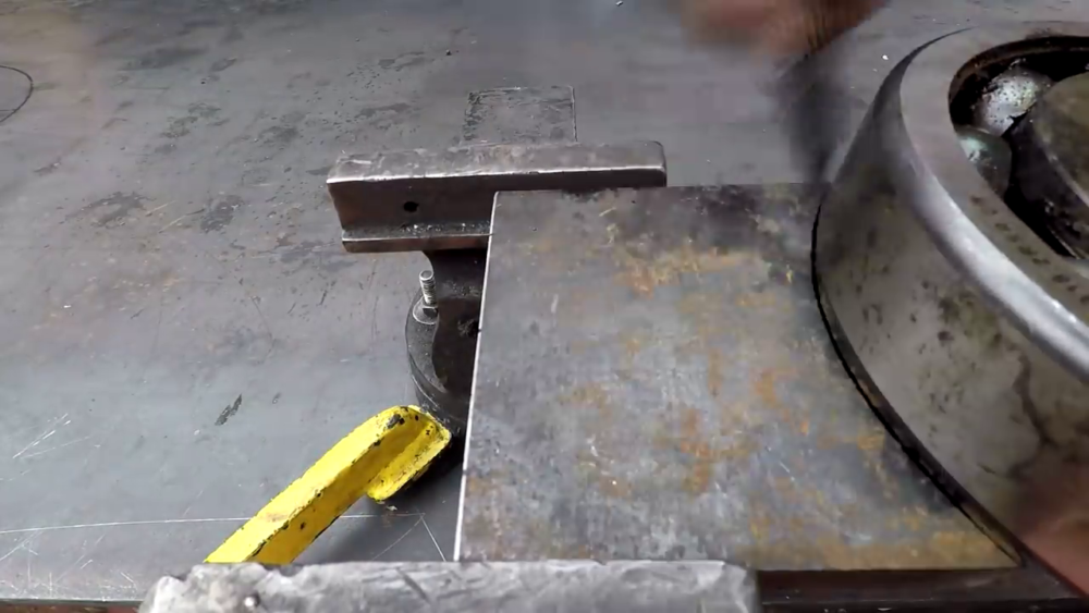 процесс изготовления самодельного станка для гибки металла шаг 3