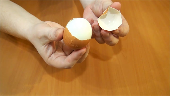 Чистка вареных яиц
